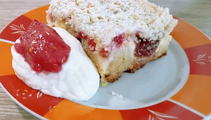 Koláč ze zakysané smetany s tvarohem a povidly