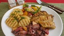 Kuřecí steak s rebarborovou omáčkou