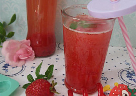 Domácí jahodová limonáda