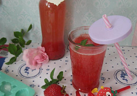 Domácí jahodová limonáda