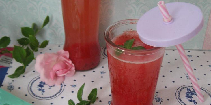 Domácí jahodová limonáda