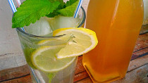 Domácí meduňkový sirup