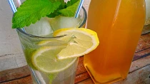 Domácí meduňkový sirup