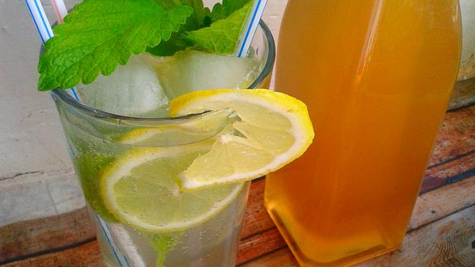 Domácí meduňkový sirup