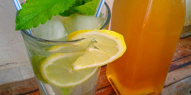 Domácí meduňkový sirup