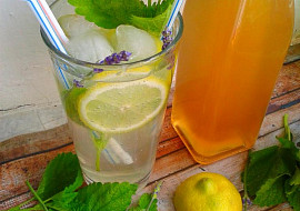 Domácí meduňkový sirup