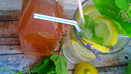 Domácí meduňkový sirup