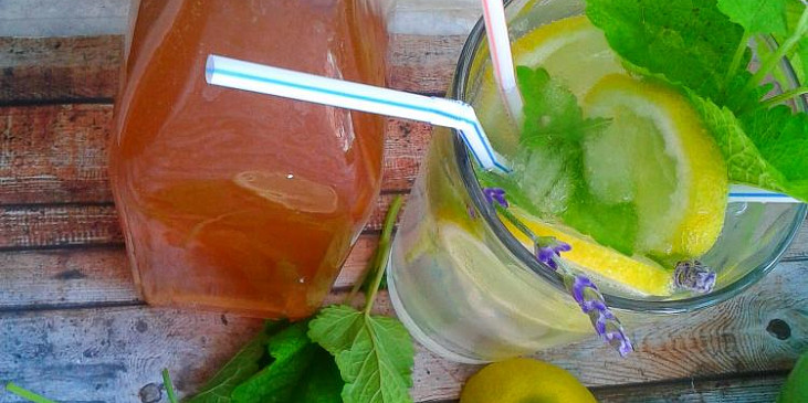 Domácí meduňkový sirup