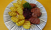 Grilovaná uzená panenka s cibulovo-třešňovým chutney