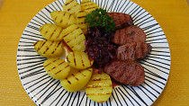 Grilovaná uzená panenka s cibulovo-třešňovým chutney