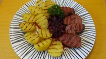 Grilovaná uzená panenka s cibulovo-třešňovým chutney