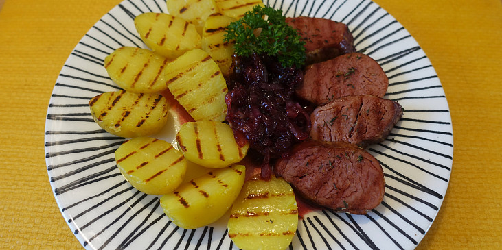 Grilovaná uzená panenka s cibulovo-třešňovým chutney