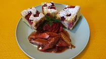 Jahodovo-rebarborová bublanina s rebarborovou přílohou