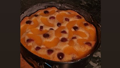 Jednoduchý (ovocný) broskvový koláč s medem