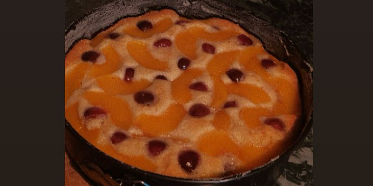 Jednoduchý (ovocný) broskvový koláč s medem