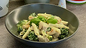 Penne s kuřecím masem, brokolicí a mascarpone