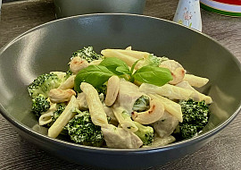 Penne s kuřecím masem, brokolicí a mascarpone