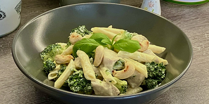 Penne s kuřecím masem, brokolicí a mascarpone