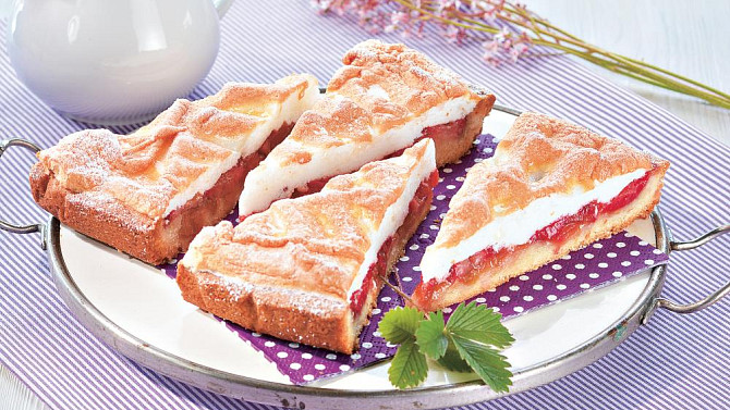 Rychlý jahodovo-reveňový koláč