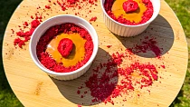 Rychlý Lotus cheesecake s lyofilizovanými  jahodami