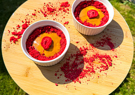 Rychlý Lotus cheesecake s lyofilizovanými  jahodami