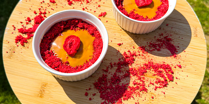 Rychlý Lotus cheesecake s lyofilizovanými  jahodami