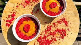 Rychlý Lotus cheesecake s lyofilizovanými  jahodami