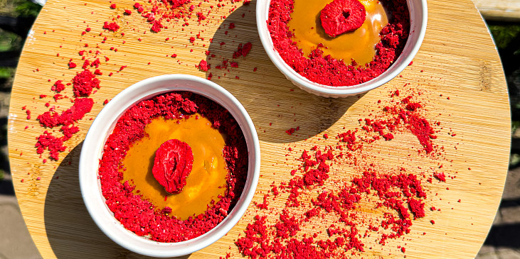 Rychlý Lotus cheesecake s lyofilizovanými  jahodami