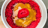 Rychlý Lotus cheesecake s lyofilizovanými  jahodami
