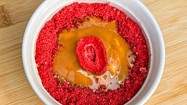 Rychlý Lotus cheesecake s lyofilizovanými  jahodami
