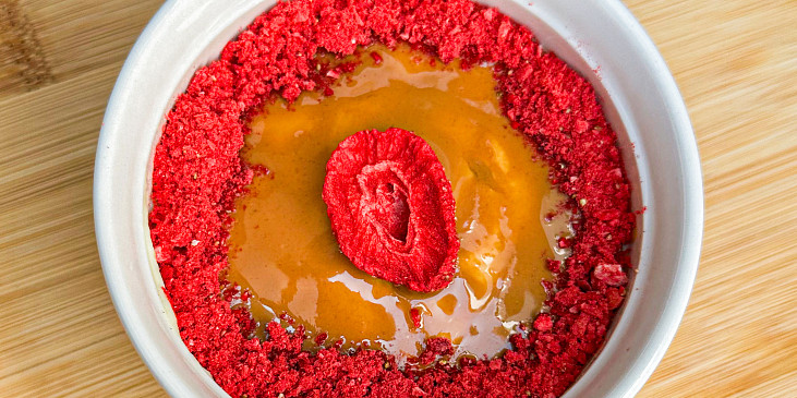 Rychlý Lotus cheesecake s lyofilizovanými  jahodami
