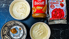 Rychlý Lotus cheesecake s lyofilizovanými  jahodami
