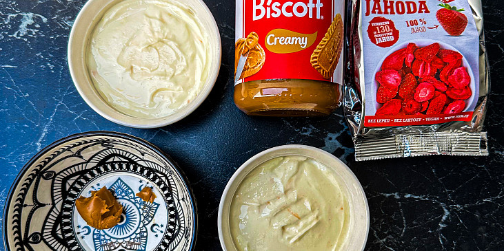 Rychlý Lotus cheesecake s lyofilizovanými  jahodami