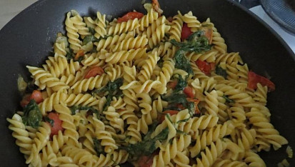 Fusilli s cherry rajčaty a rukolou