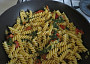 Fusilli s cherry rajčaty a rukolou