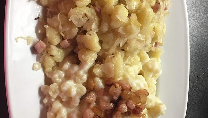 Halušky se zelím a uzeným masem, půl se zelím a půl s brynzou