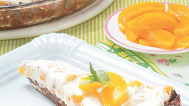 Nepečený koláč s mascarpone a broskvemi