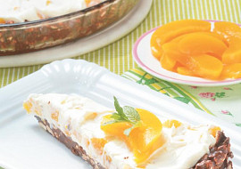 Nepečený koláč s mascarpone a broskvemi