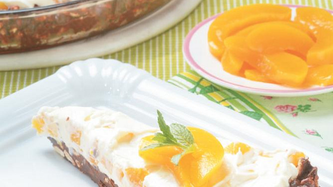 Nepečený koláč s mascarpone a broskvemi