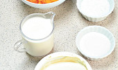 Nepečený koláč s mascarpone a broskvemi
