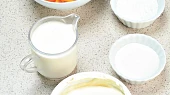 Nepečený koláč s mascarpone a broskvemi