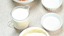 Nepečený koláč s mascarpone a broskvemi