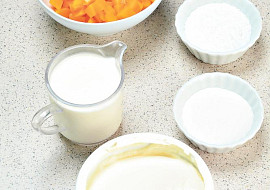 Nepečený koláč s mascarpone a broskvemi