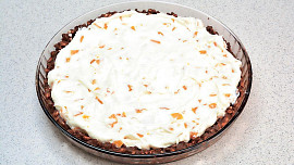 Nepečený koláč s mascarpone a broskvemi