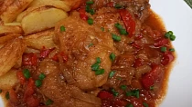 Přírodní kuřecí plátky v pikantní paprikové omáčce