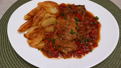 Přírodní kuřecí plátky v pikantní paprikové omáčce
