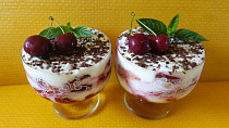 Pohár s třešněmi à la tiramisu