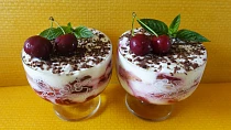 Pohár s třešněmi à la tiramisu