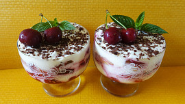 Pohár s třešněmi à la tiramisu