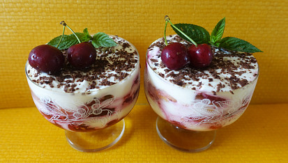 Pohár s třešněmi à la tiramisu